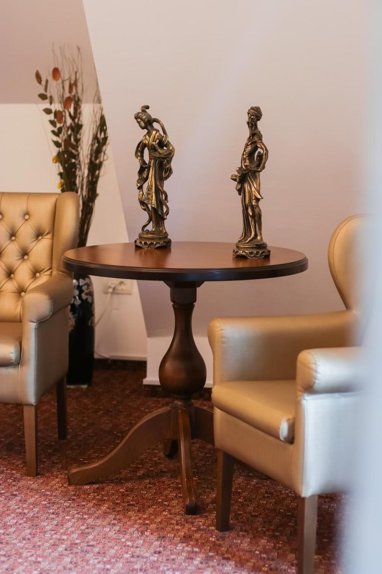 Opus Villa Sinaia Buitenkant foto A table with a turned pedestal