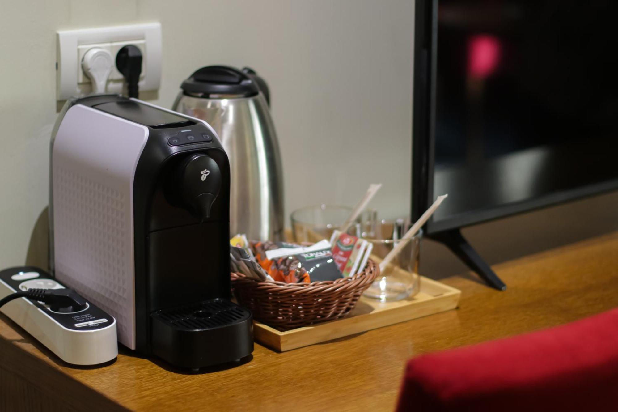 Opus Villa Sinaia Buitenkant foto A Nespresso coffee machine in a hotel room