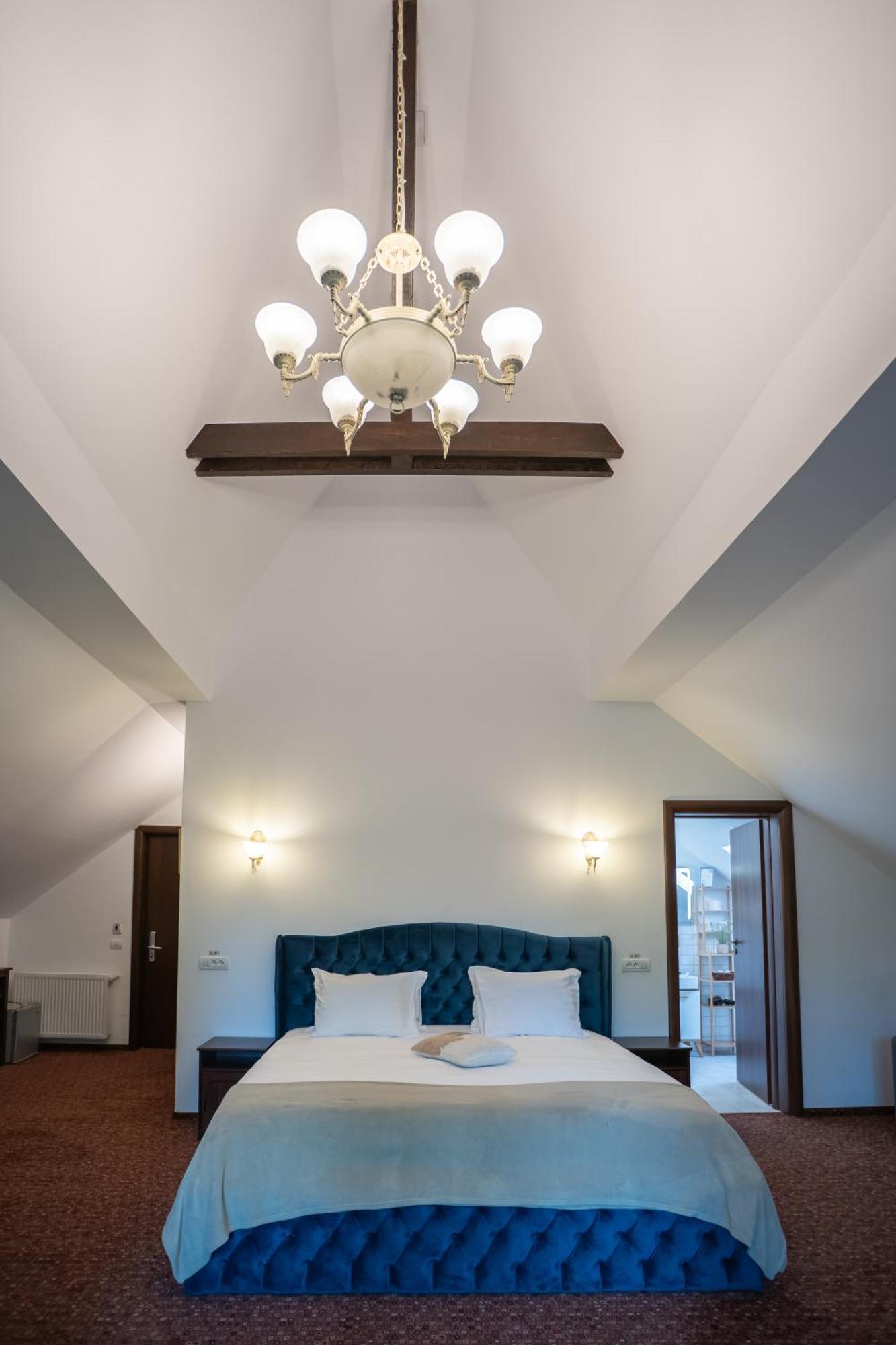 Opus Villa Sinaia Buitenkant foto A bedroom at the hotel