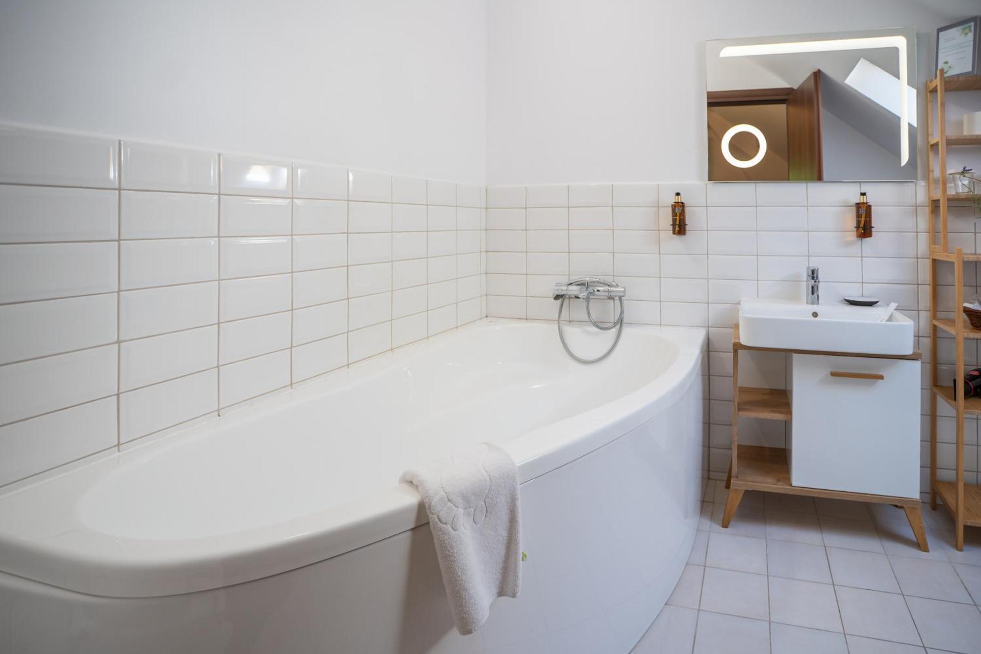 Opus Villa Sinaia Buitenkant foto Bathroom with a bathtub