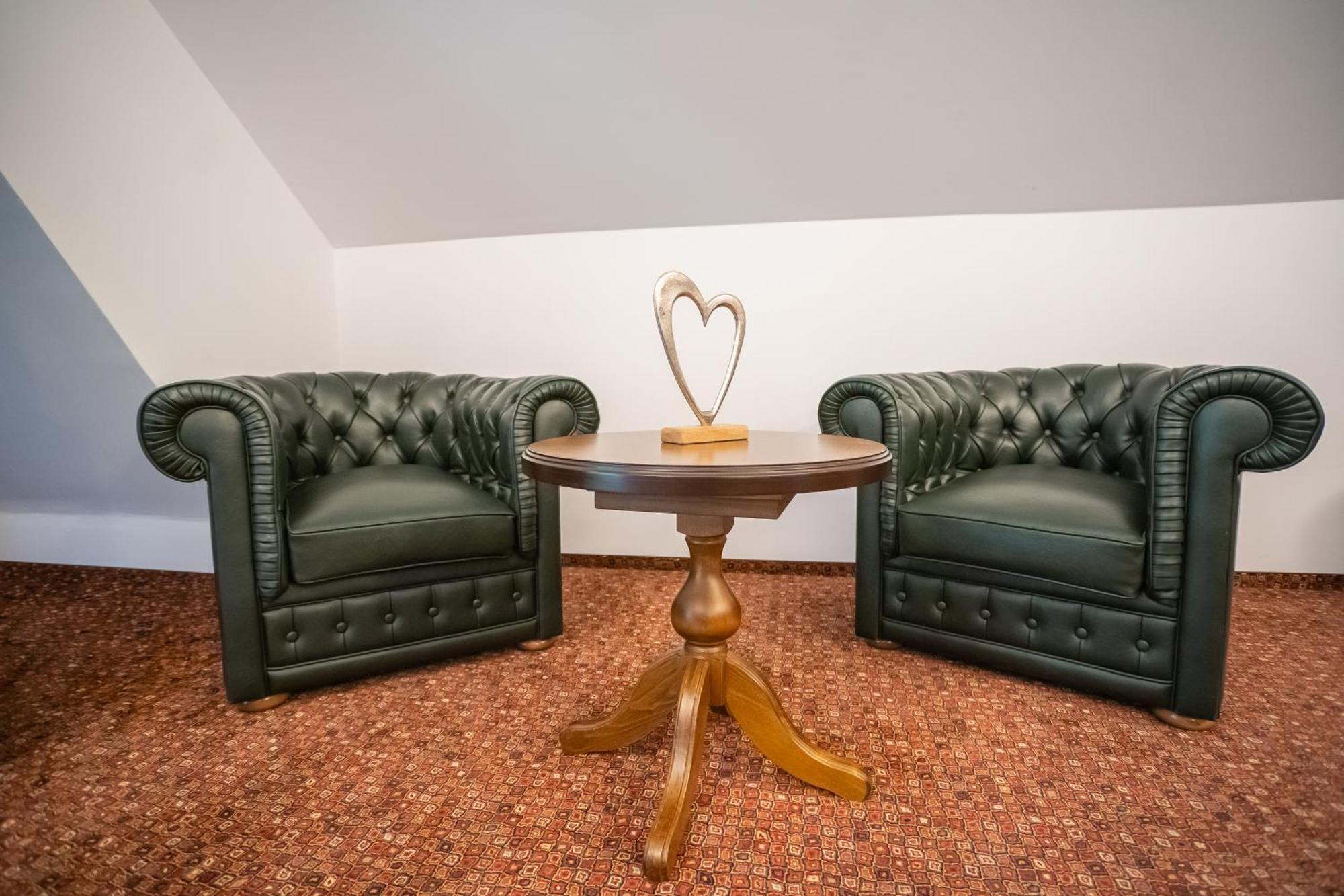 Opus Villa Sinaia Buitenkant foto A pair of leather armchairs