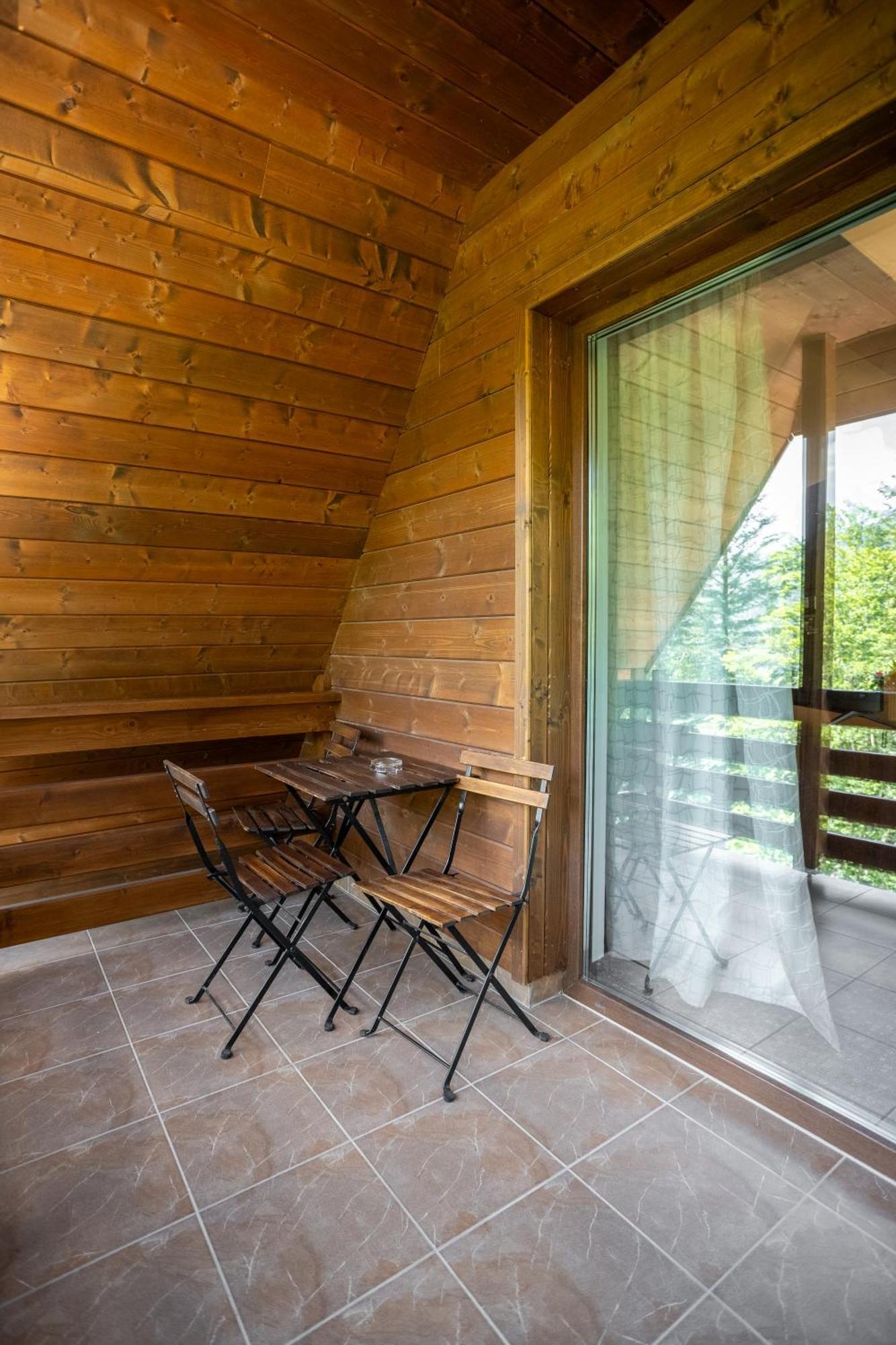 Opus Villa Sinaia Buitenkant foto A balcony
