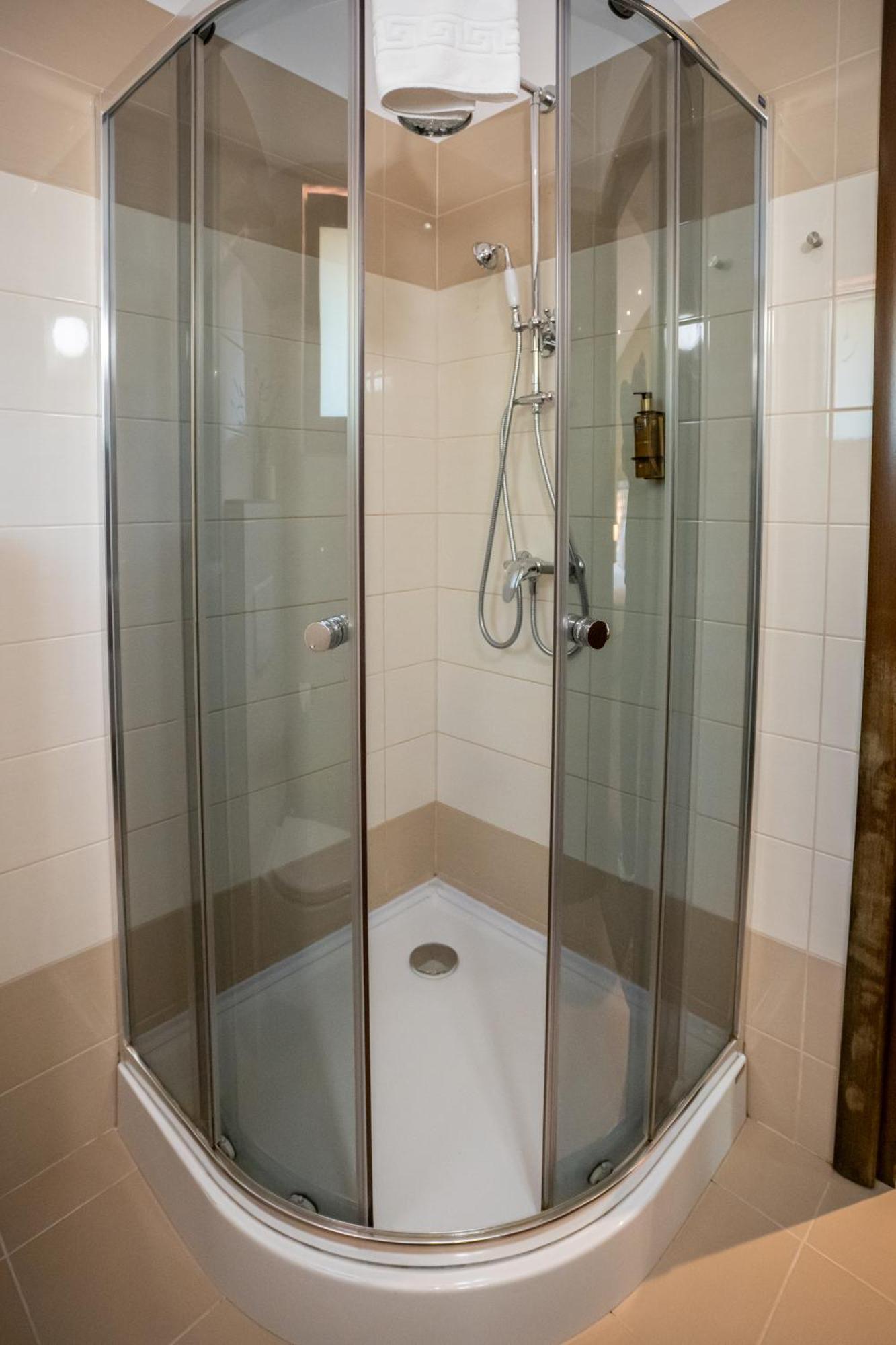 Opus Villa Sinaia Buitenkant foto A shower cubicle