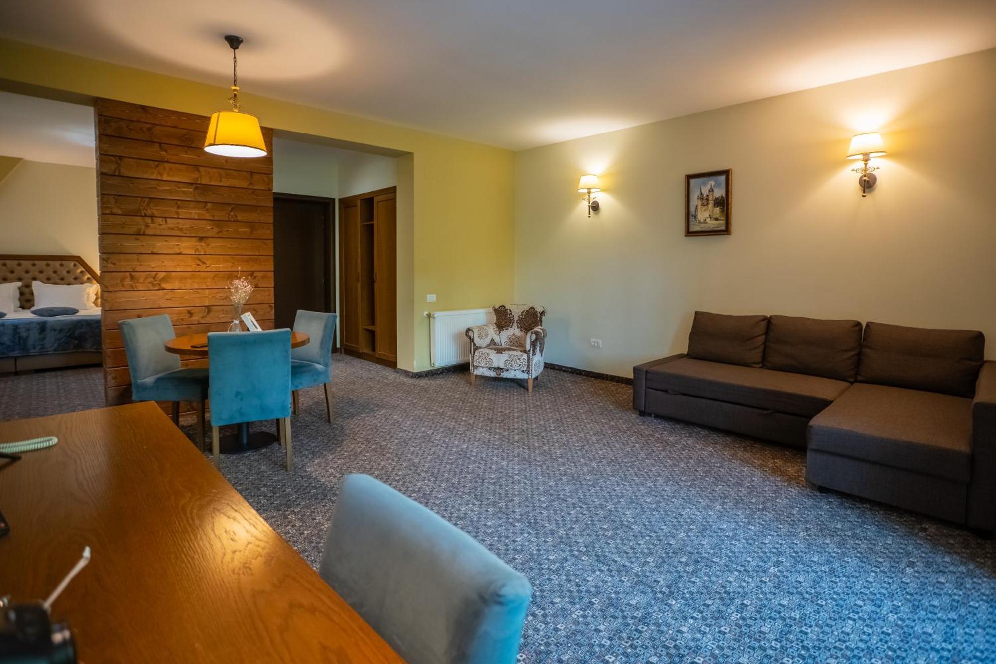 Opus Villa Sinaia Buitenkant foto A living room in a typical apartment