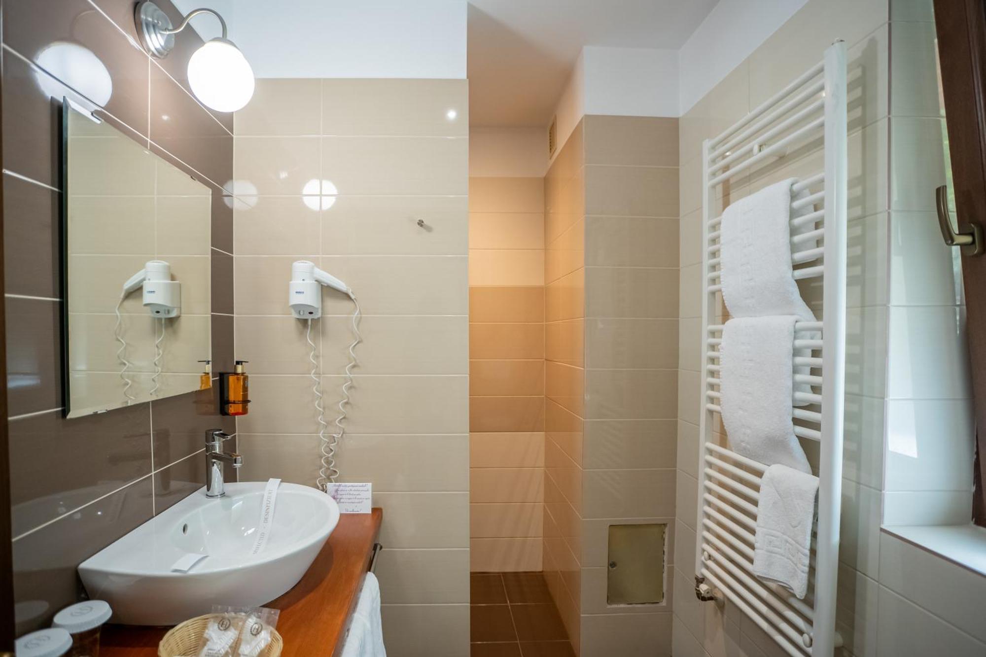 Opus Villa Sinaia Buitenkant foto A walk-in shower