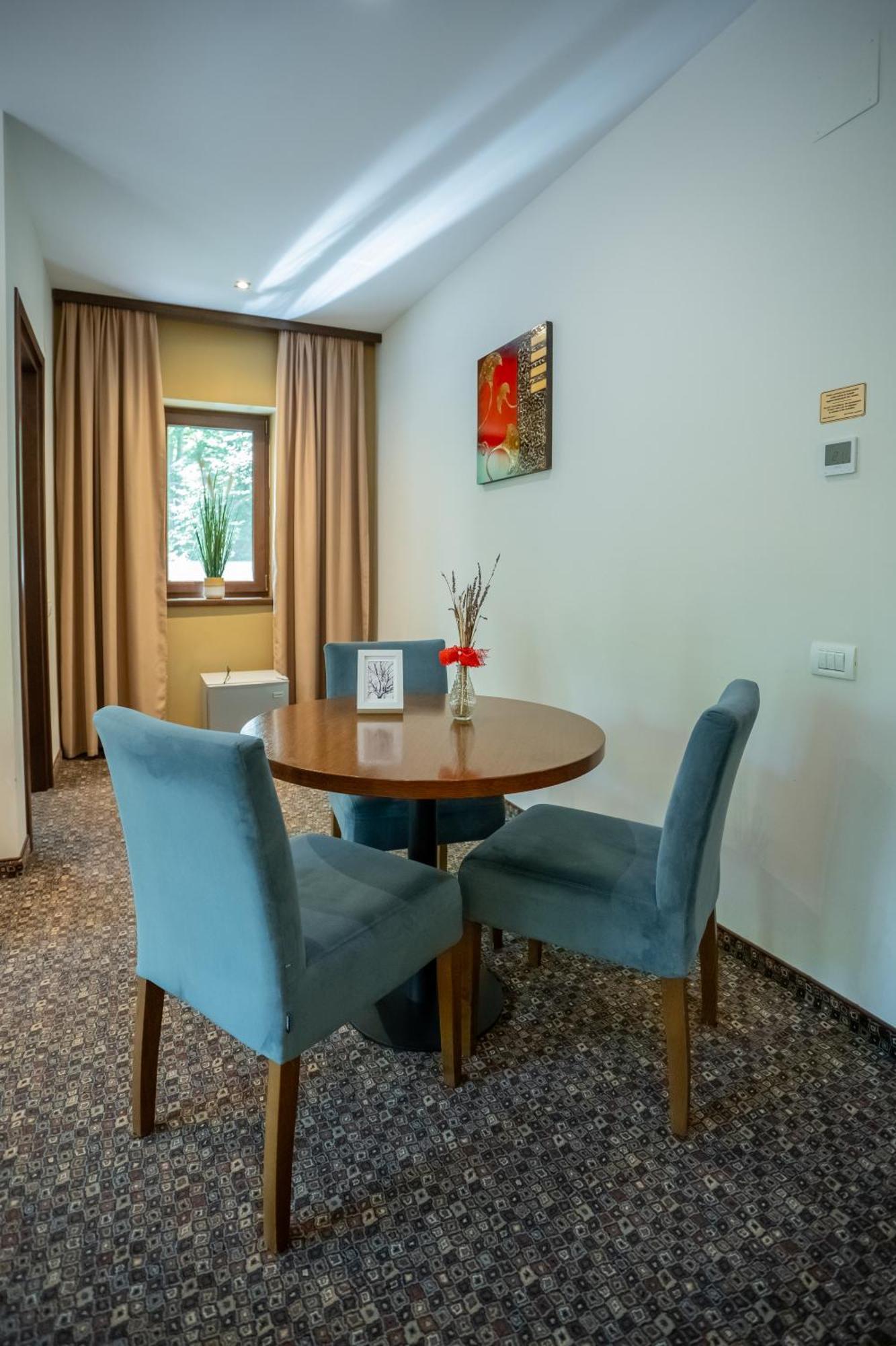 Opus Villa Sinaia Buitenkant foto A dining room