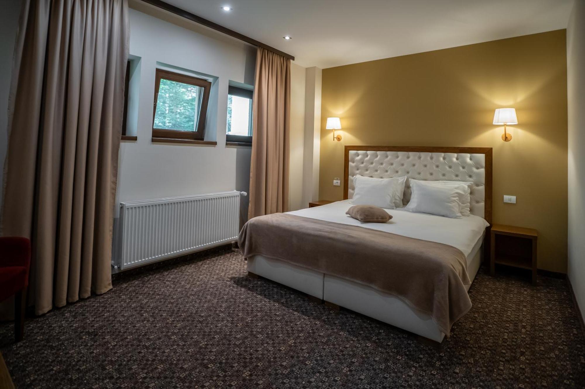 Opus Villa Sinaia Buitenkant foto A bedroom in a hotel