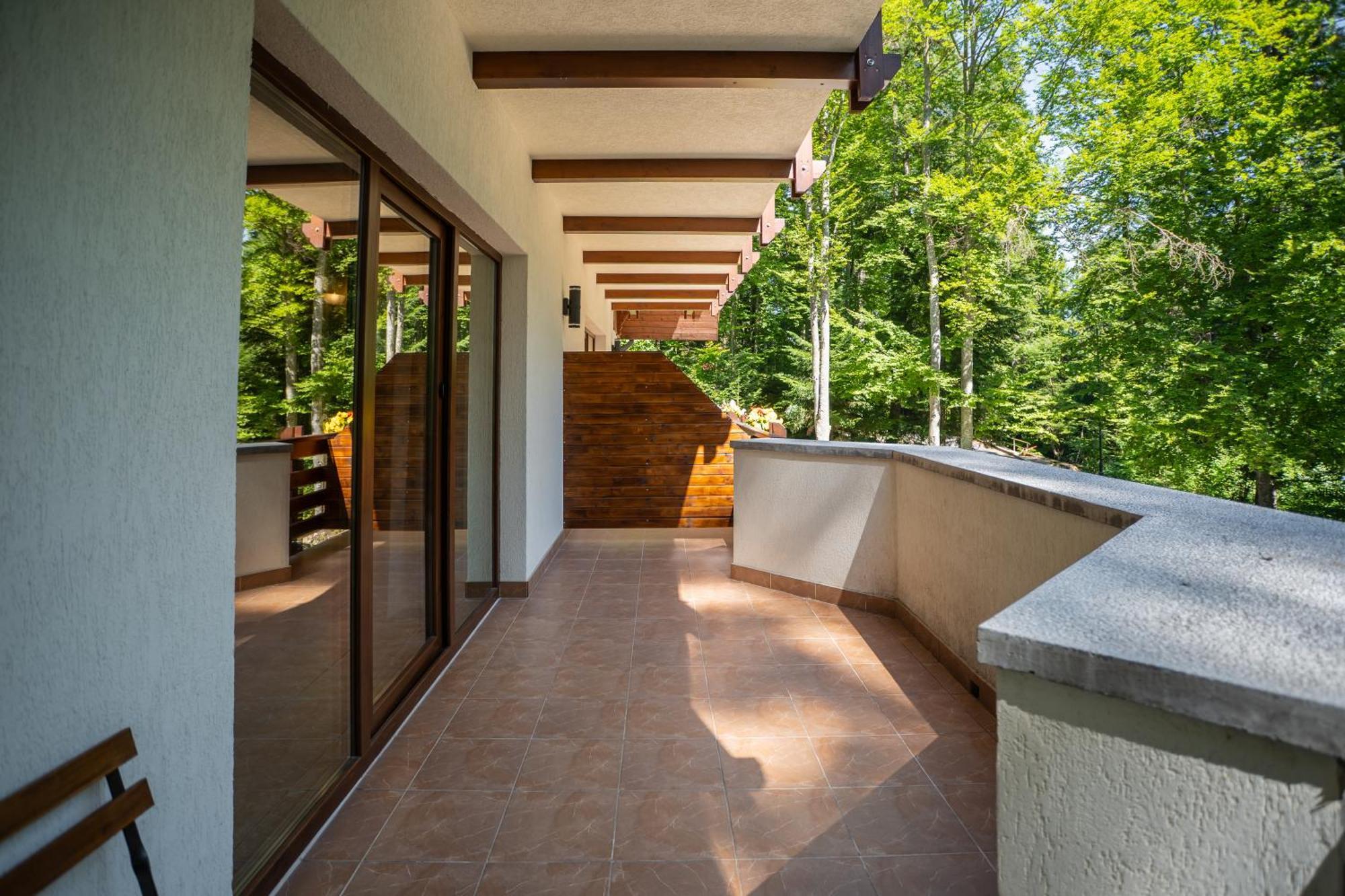 Opus Villa Sinaia Buitenkant foto A balcony
