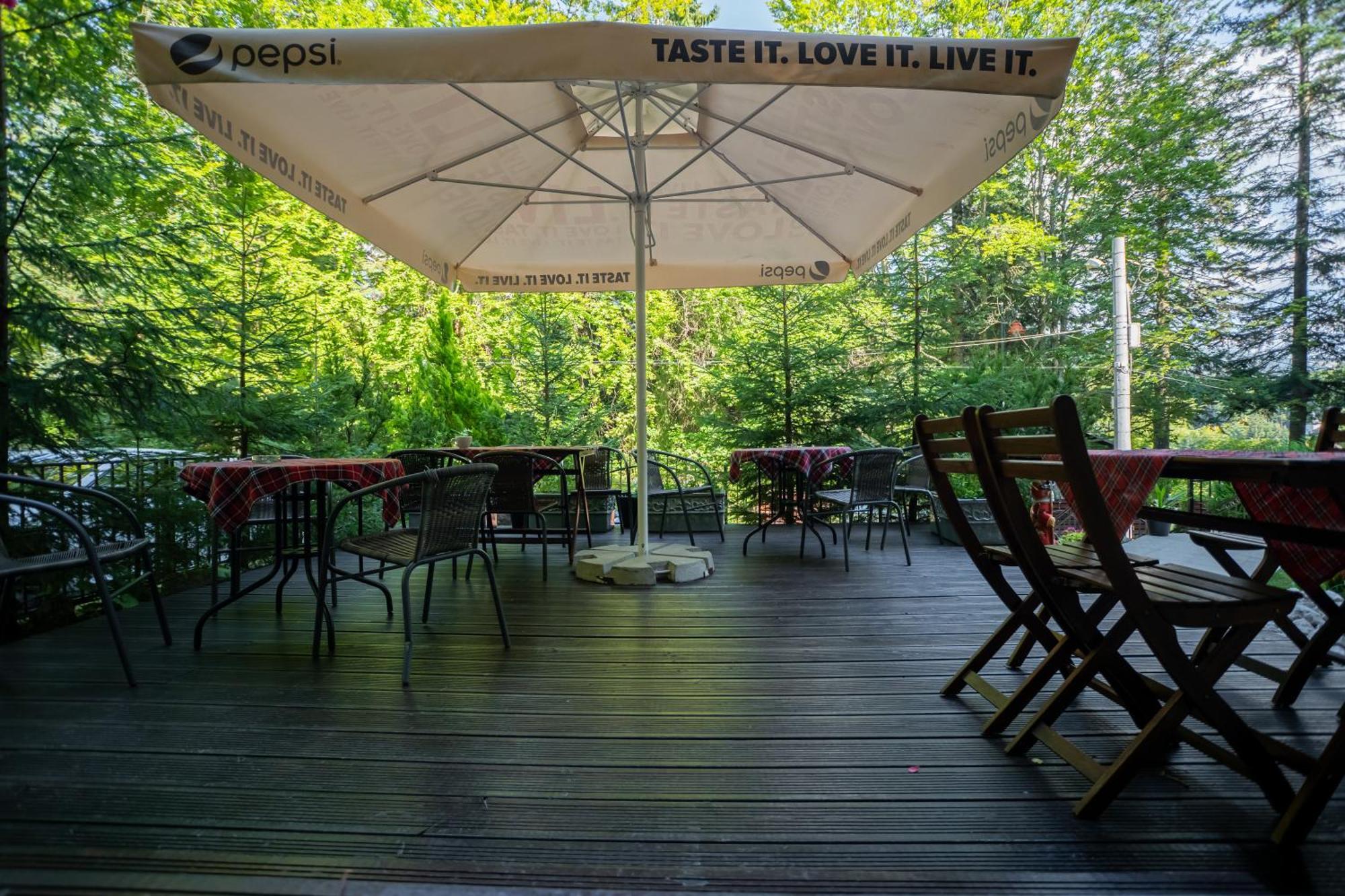 Opus Villa Sinaia Buitenkant foto A patio umbrella