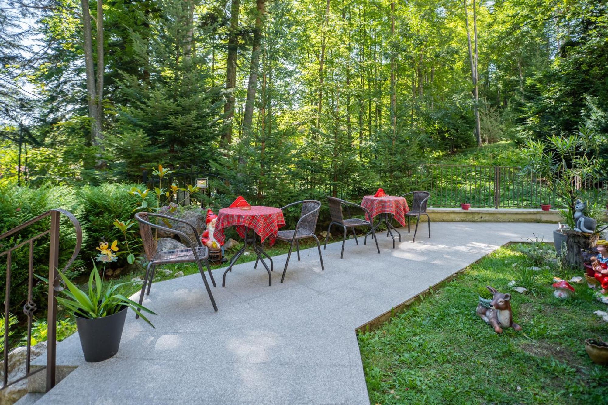 Opus Villa Sinaia Buitenkant foto The restaurant in the forest